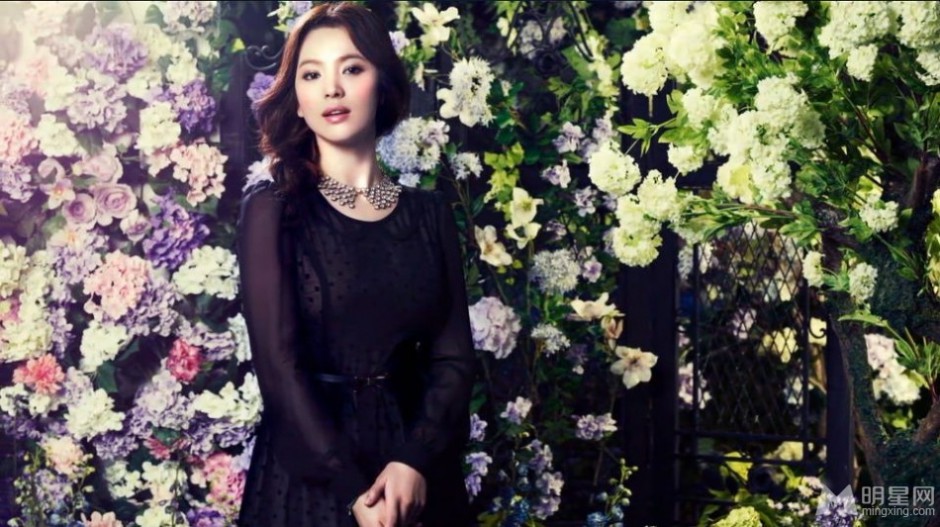 韩国影视女演员宋慧乔化身花丛美仙子