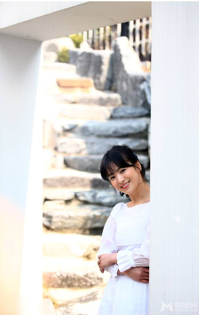 韩星宋慧乔白衣散发清淡如菊气质