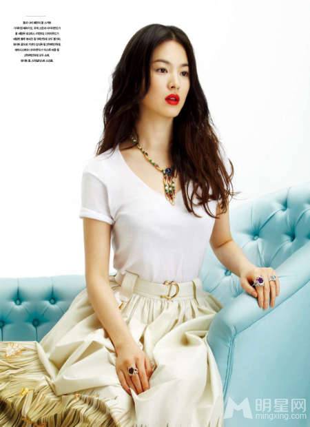 性感韩星宋慧乔携萌猫拍摄温馨有爱照