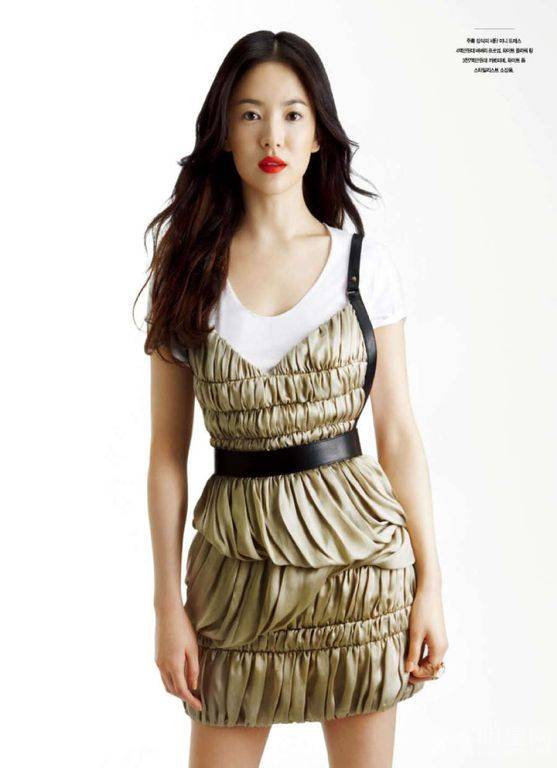 性感韩星宋慧乔携萌猫拍摄温馨有爱照