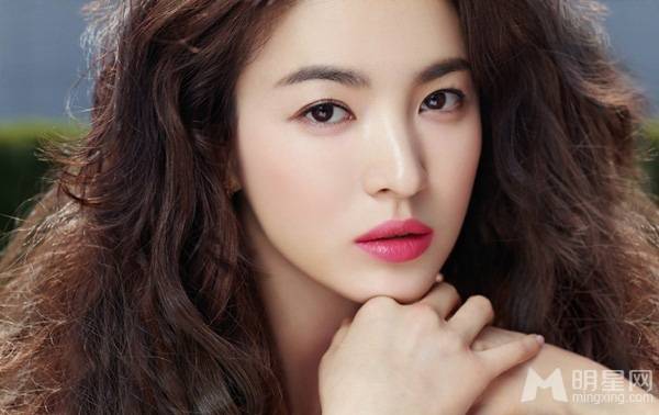 韩国女演员宋慧乔红唇美艳明眸亲和力爆棚