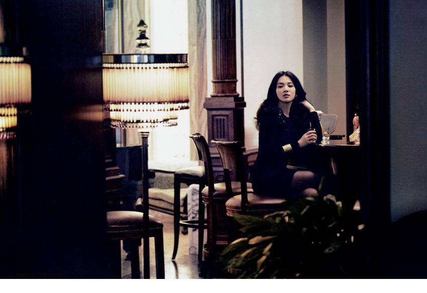 宋慧乔尽展优雅女人味十足