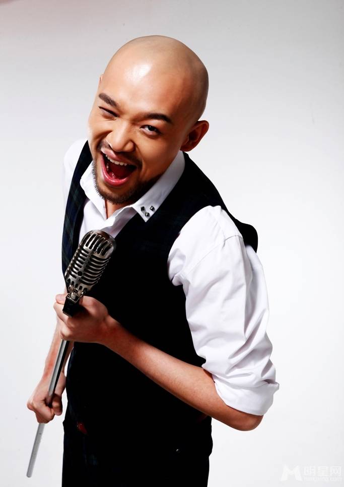 内地男歌手李代沫展现温暖笑容写真集