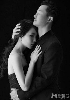 谢楠吴京甜蜜相拥黑白写真大片