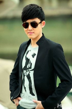 张睿彰显公子英俊潇洒气质写真