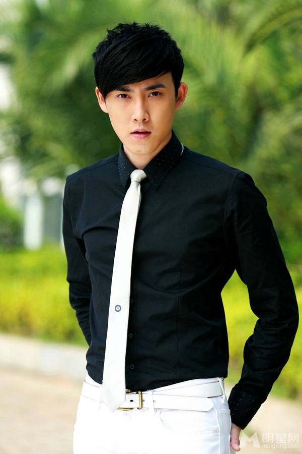 张睿彰显公子英俊潇洒气质写真