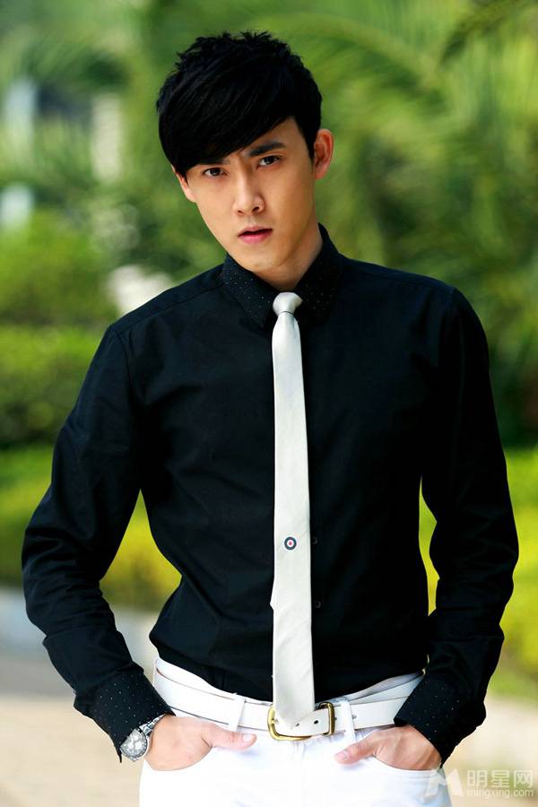张睿彰显公子英俊潇洒气质写真