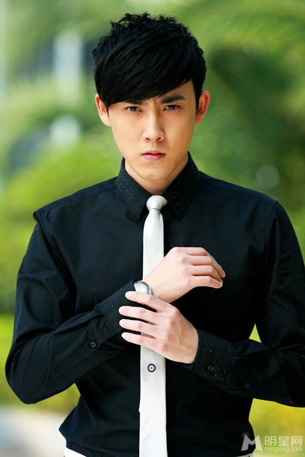 张睿彰显公子英俊潇洒气质写真