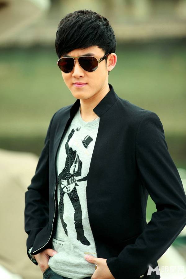 张睿尽显别样型男酷帅魅力
