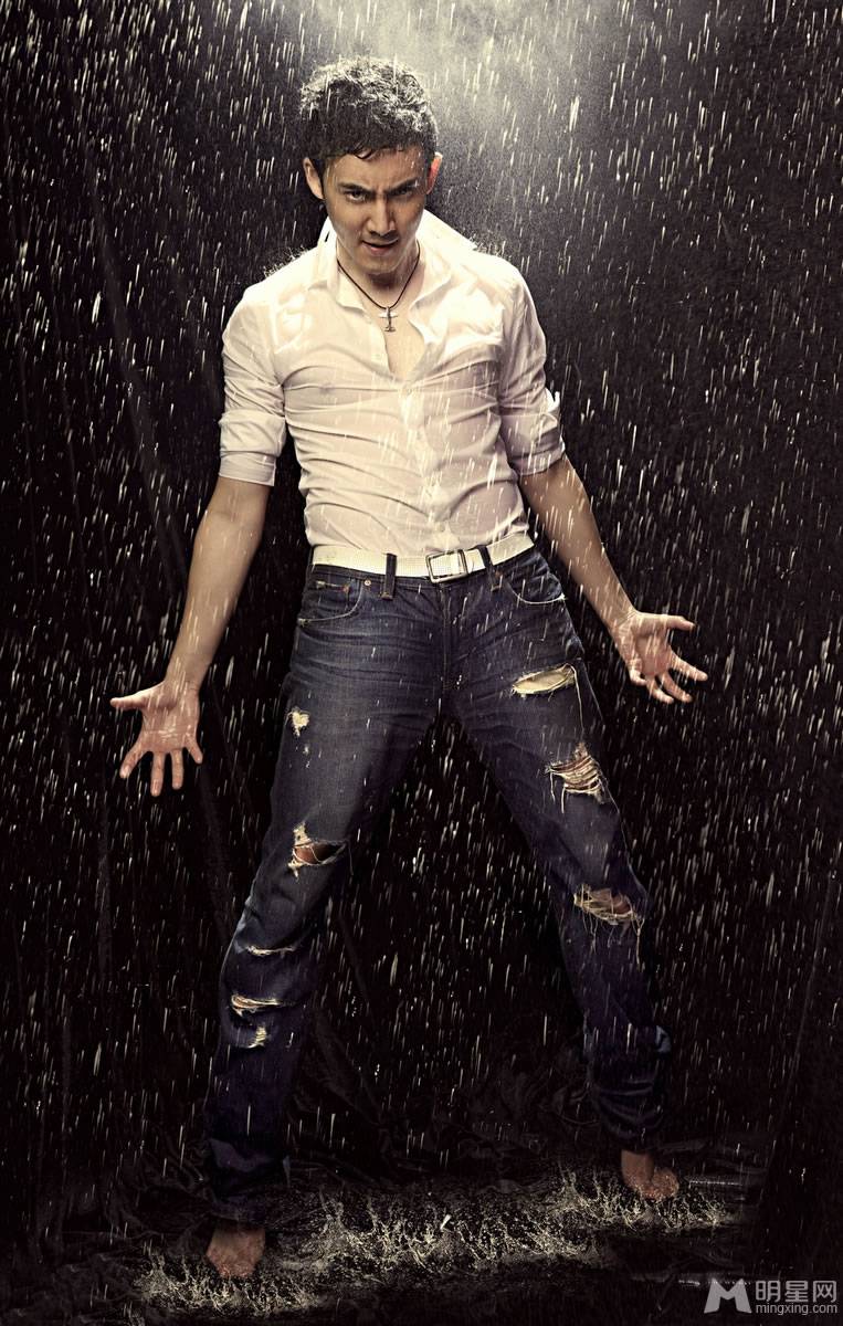 张睿雨中湿身演绎冷峻性感写真