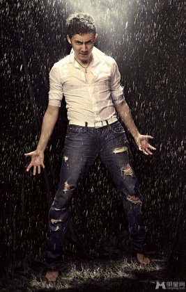 张睿雨中湿身演绎冷峻性感写真
