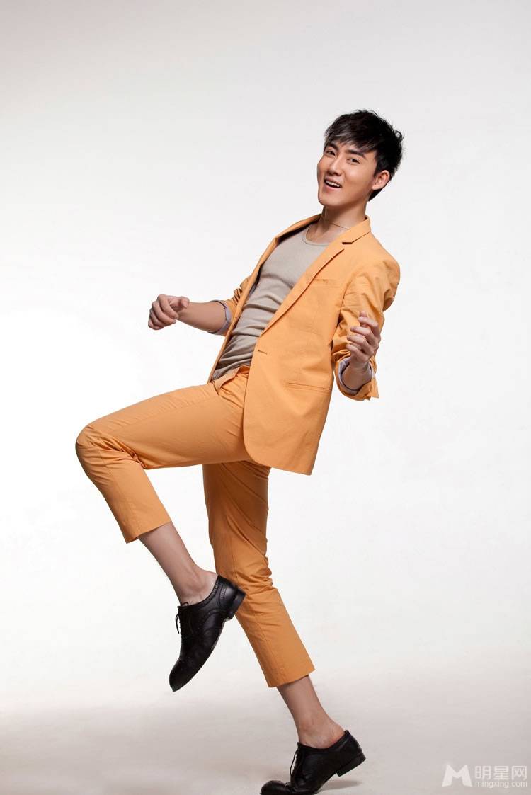 张睿橙色西装彰显独特风采