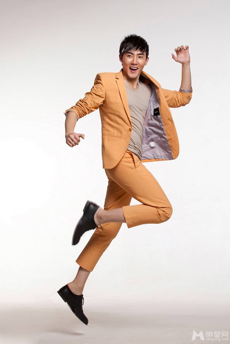 张睿橙色西装彰显独特风采