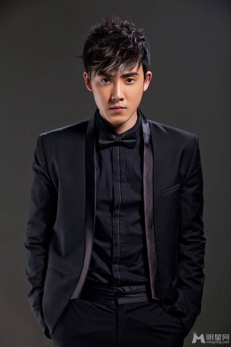 张睿尽显成熟男人绅士风范写真