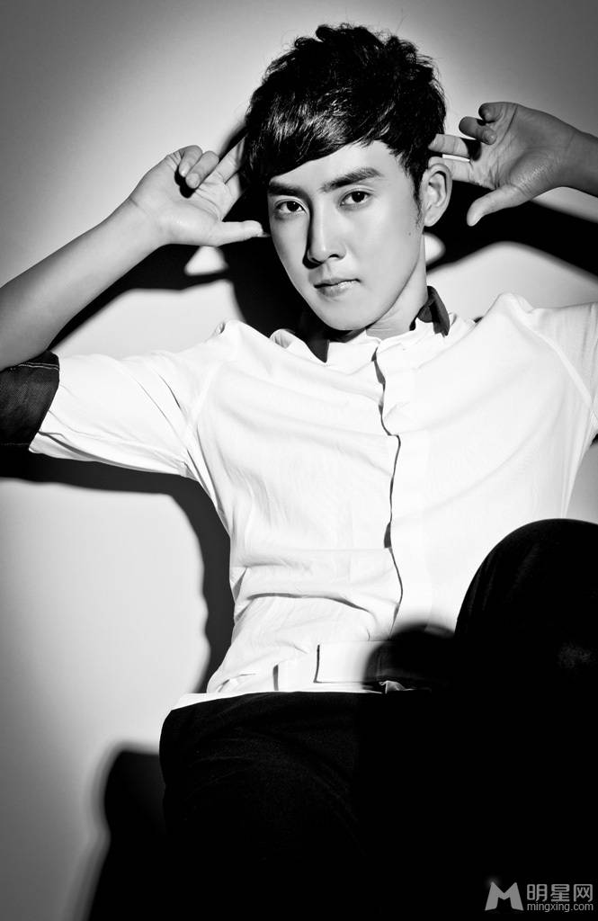 男明星张睿散发贵族公子哥风度写真