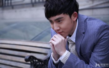 张睿秋日温暖装扮尽显帅气街拍照