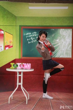 迟帅与种丹妮穿制服尽显英俊靓丽