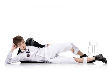 韩国男演员李玹雨散发帅气迷人魅力