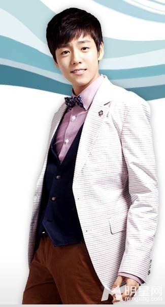韩国男演员李玹雨散发帅气迷人魅力