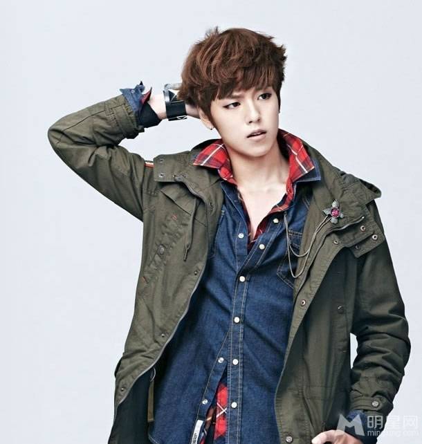 韩星李玹雨尽显酷男魅力写真