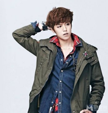 韩星李玹雨尽显酷男魅力写真