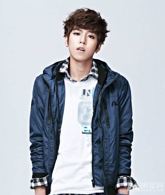 韩星李玹雨尽显酷男魅力写真