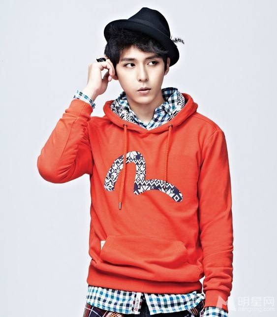 韩星李玹雨尽显酷男魅力写真