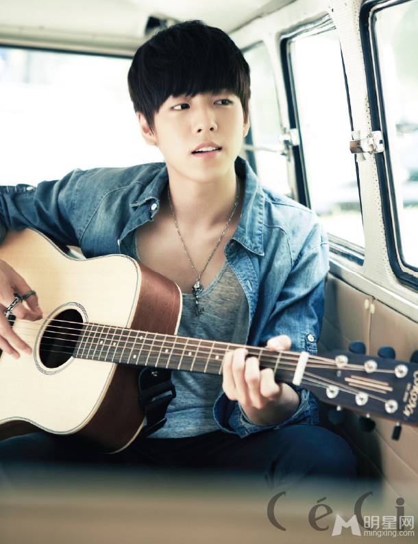 李玹雨尽显清新花美男形象写真照