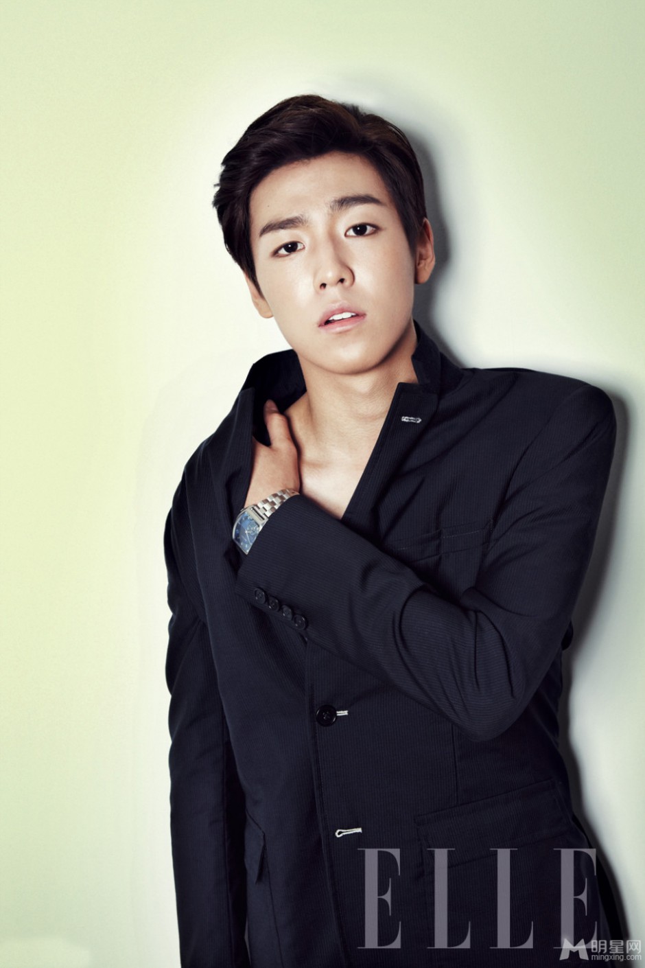 韩国男明星李玹雨诠释阳光型男形象