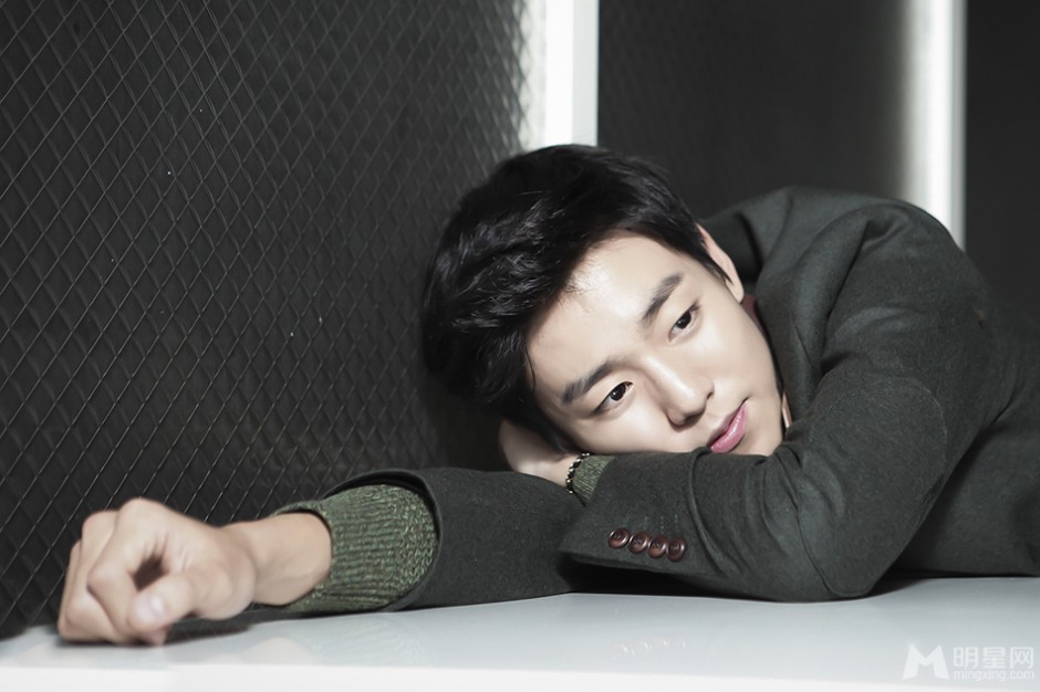 韩国男明星李玹雨诠释阳光型男形象