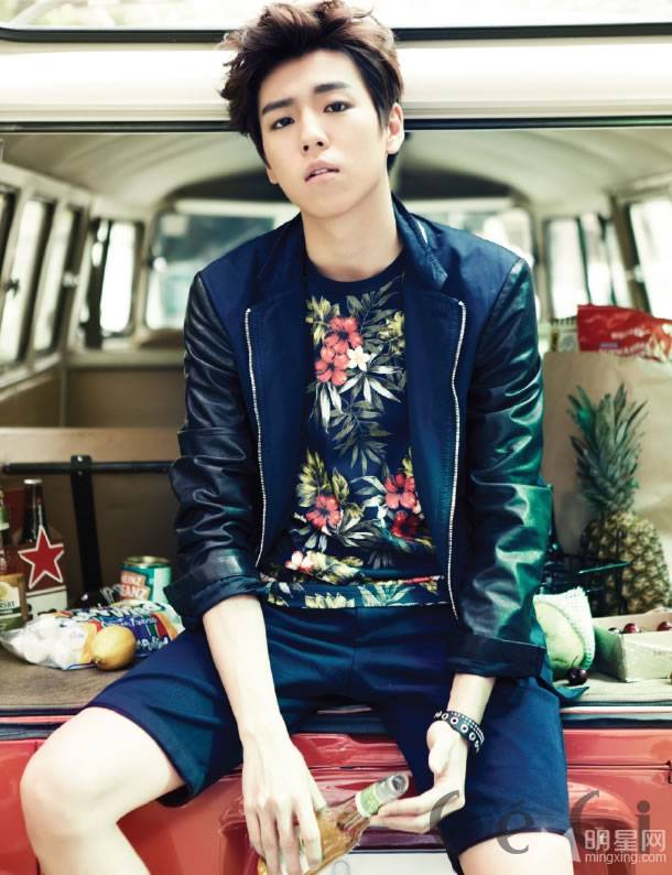 李玹雨尽显清新花美男形象写真照