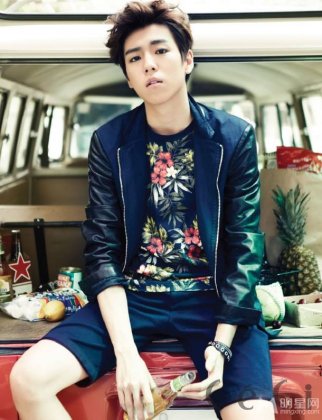 李玹雨尽显清新花美男形象写真照