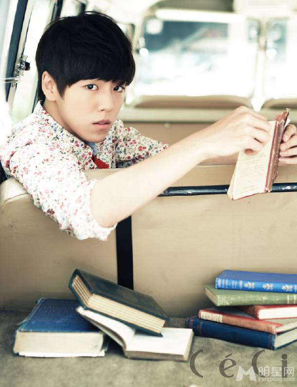 李玹雨尽显清新花美男形象写真照