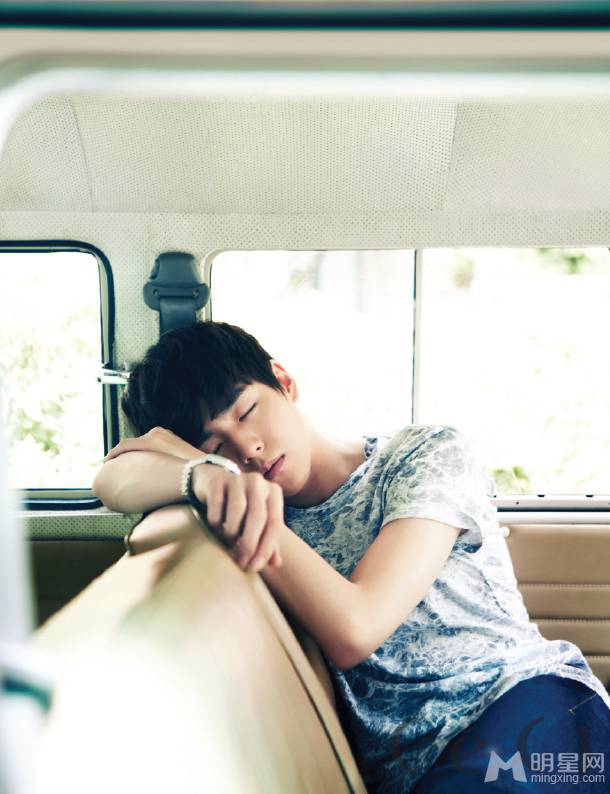 李玹雨尽显清新花美男形象写真照