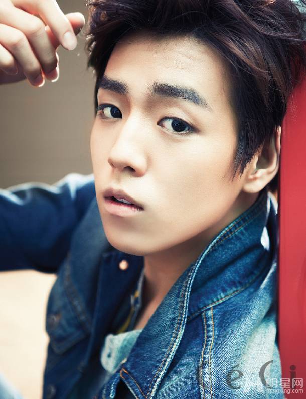 李玹雨尽显清新花美男形象写真照