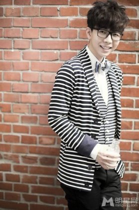 人气男歌手胡夏休闲自然随性写真