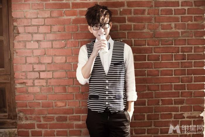 人气男歌手胡夏休闲自然随性写真