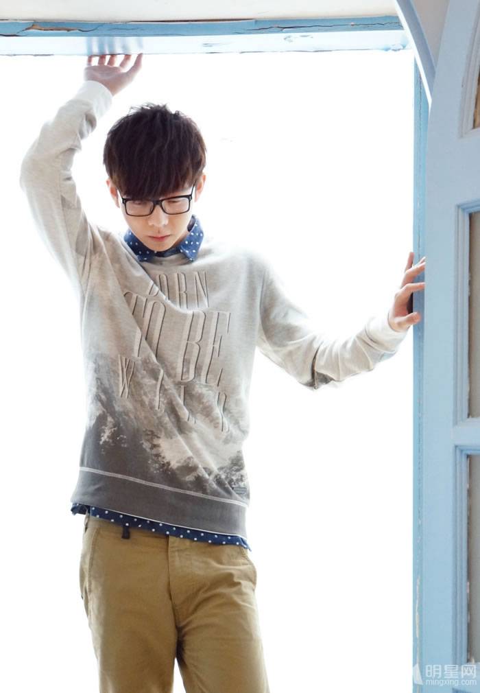 胡夏阳光笑容亲和力爆棚写真