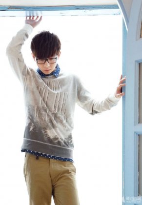 胡夏阳光笑容亲和力爆棚写真