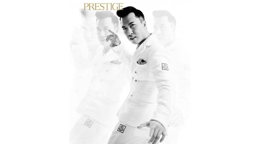 甄子丹展拳腿显霸气黑白写真