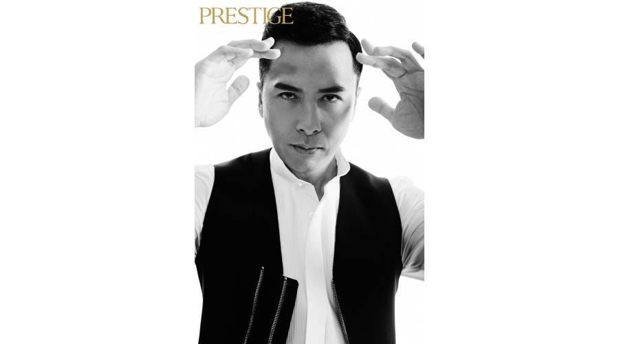 甄子丹展拳腿显霸气黑白写真