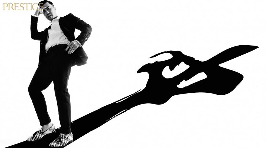 甄子丹展拳腿显霸气黑白写真