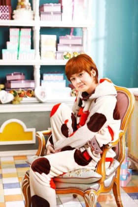 韩星张娜拉可爱卖萌家居写真