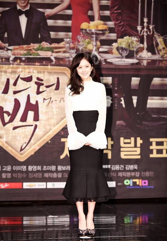 张娜拉盛装出席某发布会现场组图