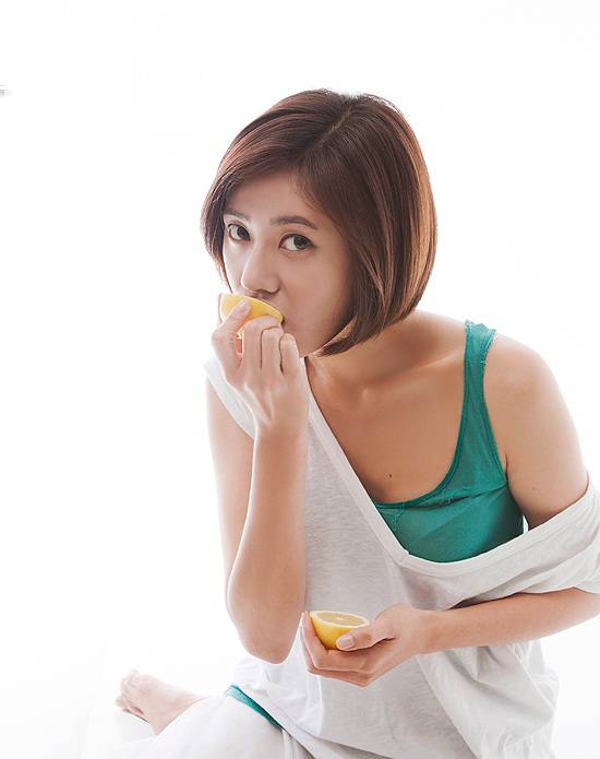 韩国女演员秋瓷炫清纯娇俏迷人写真