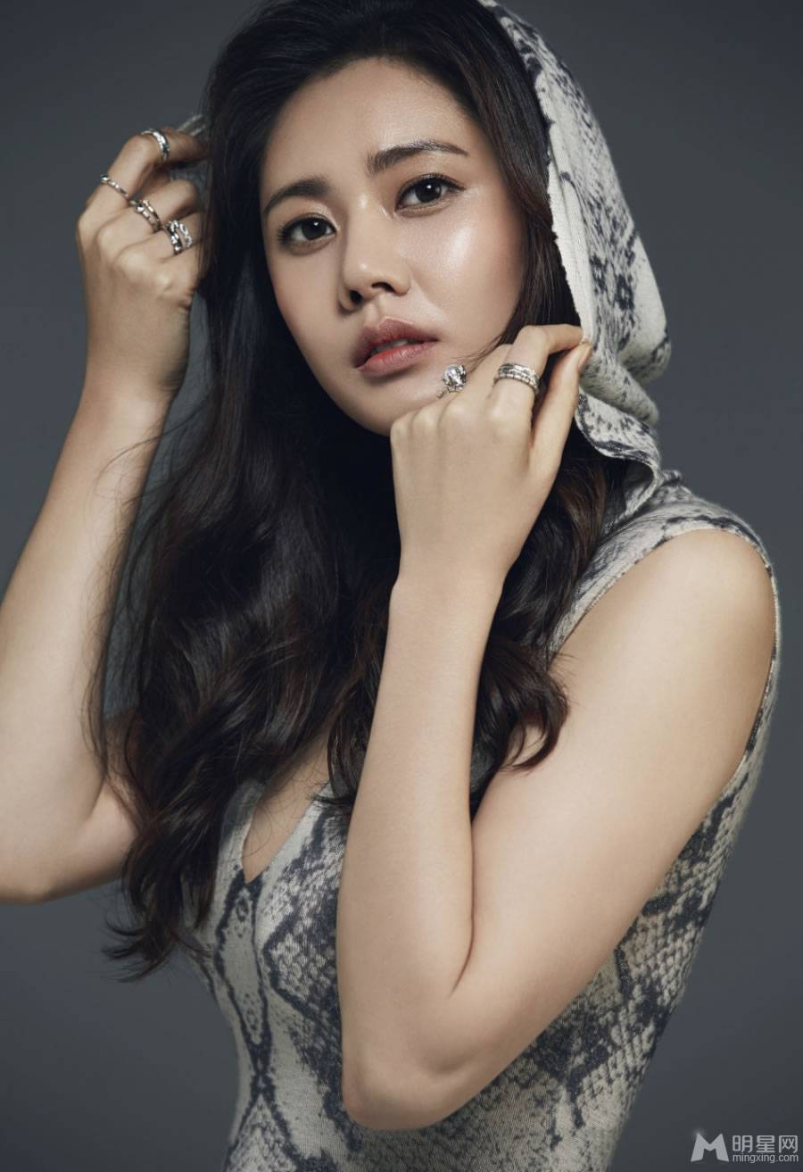 秋瓷炫百变造型惊艳全场魅力写真