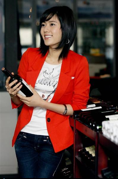 秋瓷炫牛仔红衣大展曼妙身材