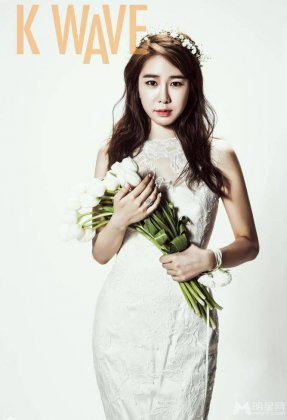 韩国女明星刘仁娜尽显优雅女王风范