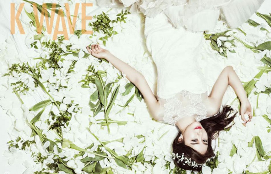 韩国女明星刘仁娜尽显优雅女王风范