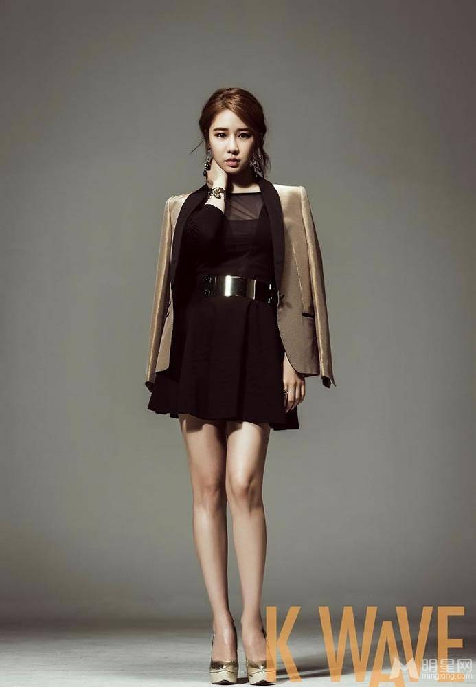 韩国女明星刘仁娜尽显优雅女王风范